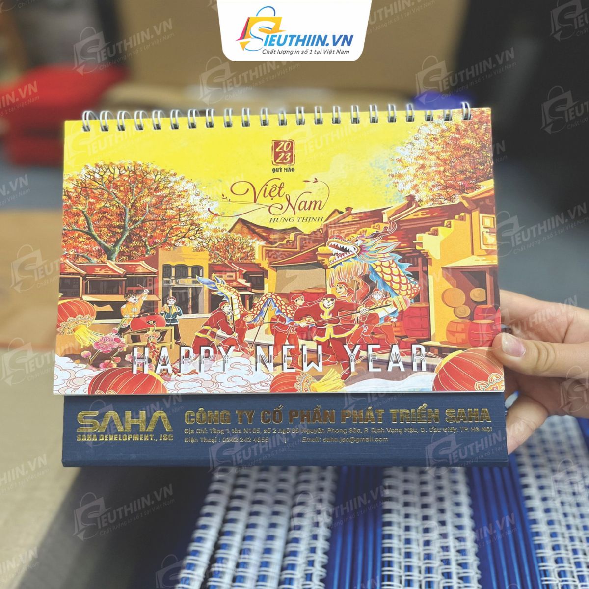 In lịch để bàn theo yêu cầu bằng chất liệu gì?